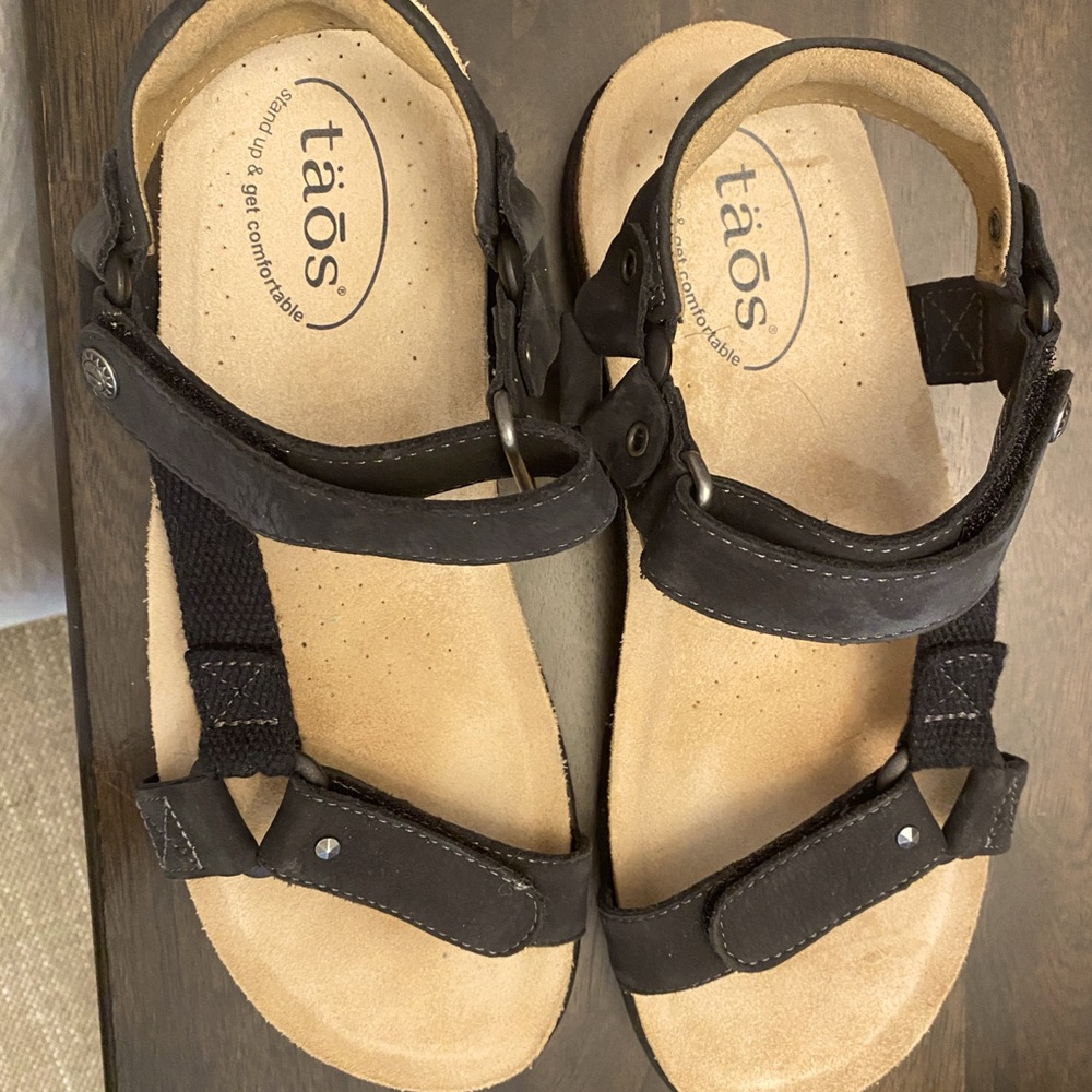 Taos Footwear Black Sandals - Picture 2 of 6